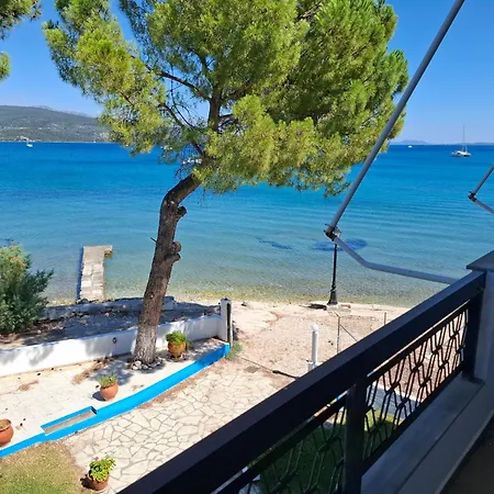 Flower Amazing Beachfront Apartment Lefkáda